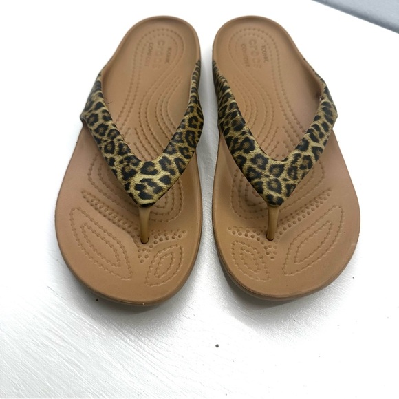 CROCS Women's Kadee II Leopard Flip Flop Women's Sandals Ionic Comfort - Picture 6 of 8